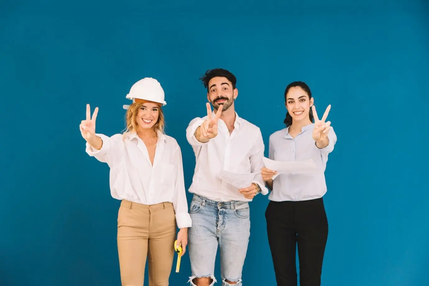 Ingenieure machen eine Friedensgeste