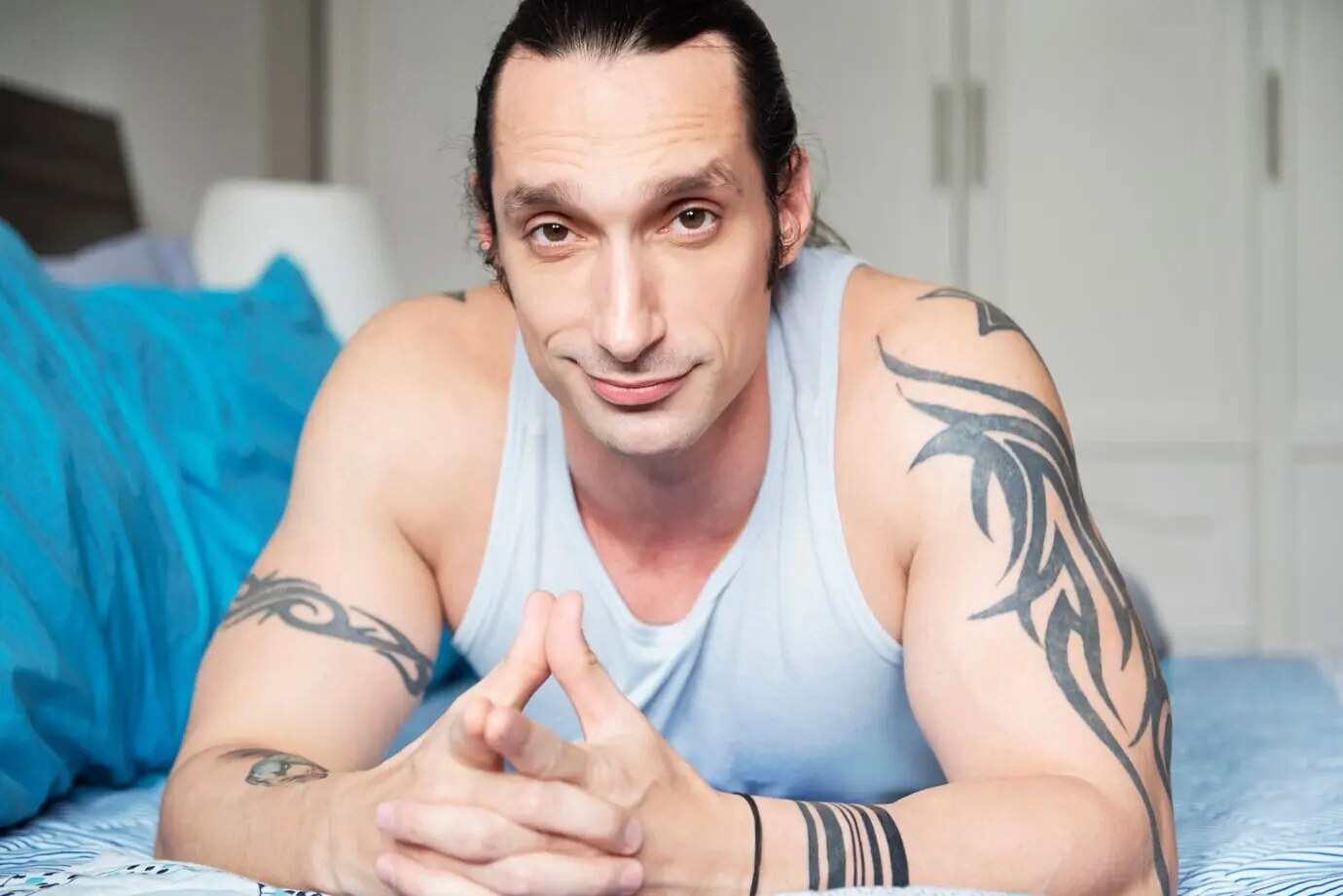 Ein Mann, der sich im Bett ausruht.